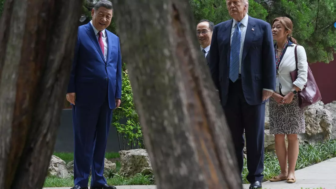 Xi zeigte Trump den Garten im Regierungsareal Zhongnanhai.  - Bild: Mark Schiefelbein/AP Pool/AP/dpa