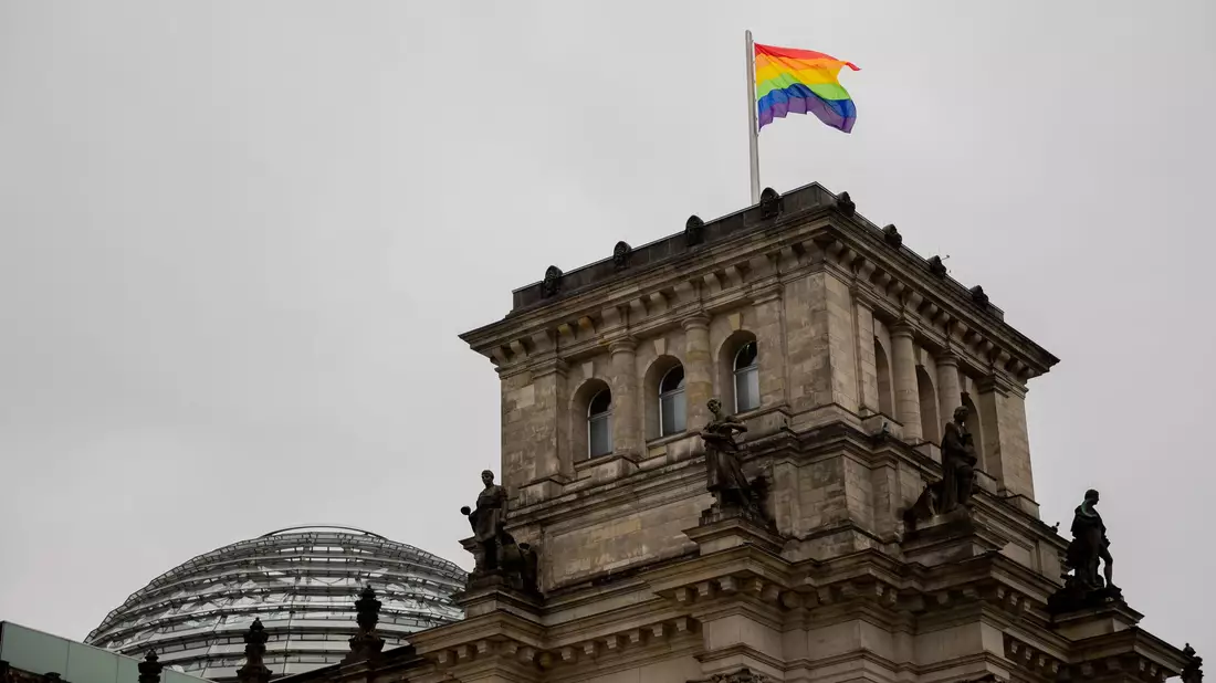 Wann weht die Regenbogenflagge über dem Bundestag? An dieser Frage entzündete sich 2025 ein politischer Streit. (Symbolbild) - Bild: Christoph Soeder/dpa