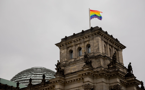 Wann weht die Regenbogenflagge über dem Bundestag? An dieser Frage entzündete sich 2025 ein politischer Streit. (Symbolbild) - Foto: Christoph Soeder/dpa