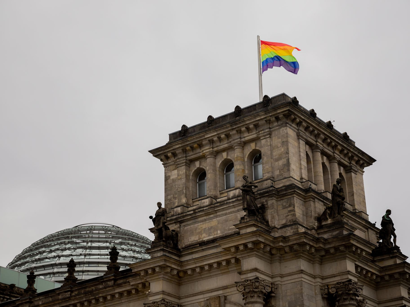 Wann weht die Regenbogenflagge über dem Bundestag? An dieser Frage entzündete sich 2025 ein politischer Streit. (Symbolbild) - Foto: Christoph Soeder/dpa