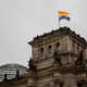 Wann weht die Regenbogenflagge über dem Bundestag? An dieser Frage entzündete sich 2025 ein politischer Streit. (Symbolbild) - Foto: Christoph Soeder/dpa