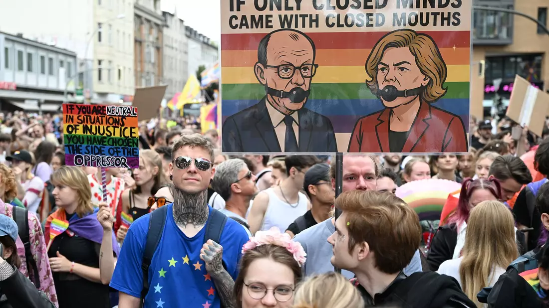 Beim Christopher Street Day (CDS) in Berlin trugen einige Teilnehmer satirische Plakate, auf denen Bundeskanzler Friedrich Merz (CDU) und Bundestagspräsidentin Julia Klöckner (CDU) zu sehen waren. (Archivfoto) - Bild: Bernd von Jutrczenka/dpa