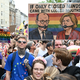 Beim Christopher Street Day (CDS) in Berlin trugen einige Teilnehmer satirische Plakate, auf denen Bundeskanzler Friedrich Merz (CDU) und Bundestagspräsidentin Julia Klöckner (CDU) zu sehen waren. (Archivfoto) - Foto: Bernd von Jutrczenka/dpa