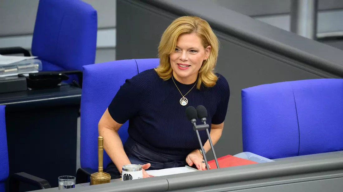 Am 17. Mai lässt Bundestagspräsidentin Julia Klöckner (CDU) auch in diesem Jahr die Regenbogenflagge über dem Reichstagsgebäude hissen. (Archivfoto) - Bild: Bernd von Jutrczenka/dpa
