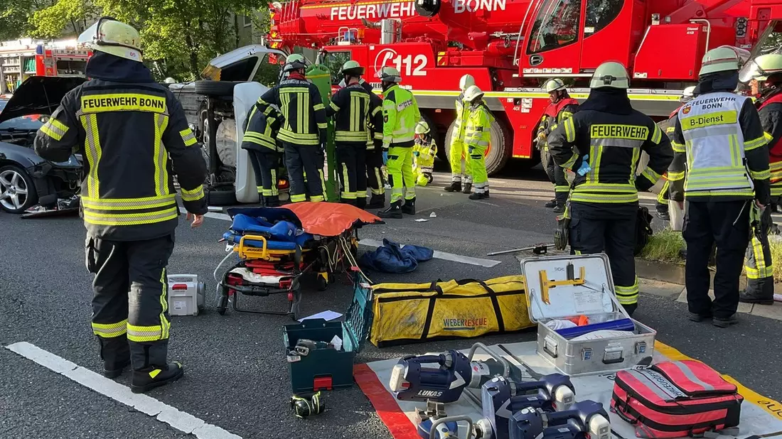 FW-BN: Feuerwehr und Rettungsdienst retten drei Personen aus einem verunfallten PKW - Bild: presseportal.de