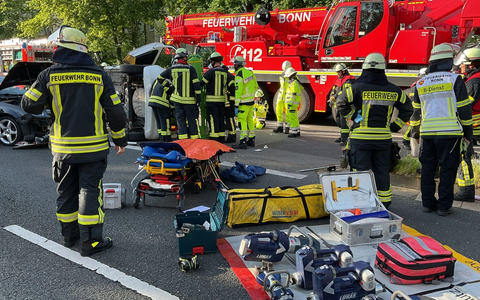 FW-BN: Feuerwehr und Rettungsdienst retten drei Personen aus einem verunfallten PKW - Foto: presseportal.de