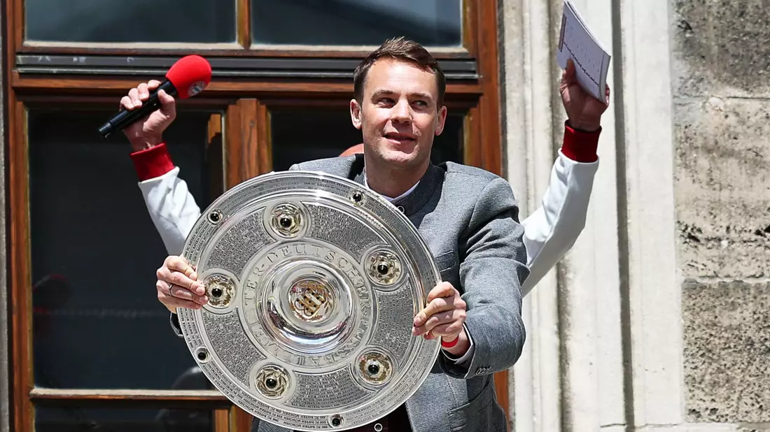 Gewohntes Bild: Manuel Neuer mit der Meisterschale auf dem Rathausbalkon. (Archivbild) - Bild: Daniel Löb/dpa