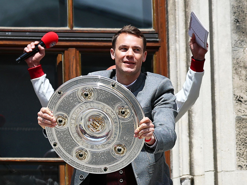 Gewohntes Bild: Manuel Neuer mit der Meisterschale auf dem Rathausbalkon. (Archivbild) - Foto: Daniel Löb/dpa