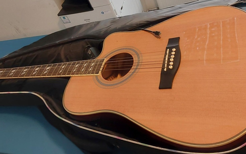 BPOL-HH: Gitarrendiebstahl im Bahnhof Harburg - durch Bundespolizei festgenommener Tatverdächtiger mit überraschender Handlung - Foto: presseportal.de