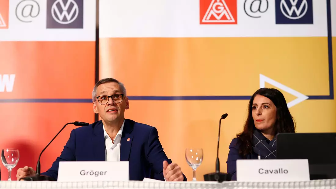 Thorsten Gröger und Daniela Cavallo sehen die Tarifeinigung von Ende 2024 weiter als verbindliche Grundlage für die Zukunft der VW-Standorte. (Archivbild) - Bild: Moritz Frankenberg/dpa