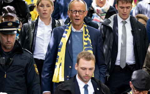 Merz wagte sich in Würzburg auch unters Volk. - Foto: Sven Hoppe/dpa