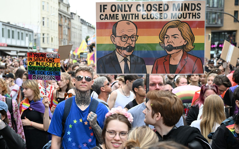 Beim Christopher Street Day in Berlin trugen einige Teilnehmer satirische Plakate. (Archivbild) - Foto: Bernd von Jutrczenka/dpa