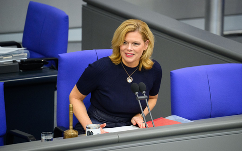 Am 17. Mai lässt Bundestagspräsidentin Julia Klöckner (CDU) auch in diesem Jahr die Regenbogenflagge über dem Reichstagsgebäude hissen. (Archivbild) - Foto: Bernd von Jutrczenka/dpa