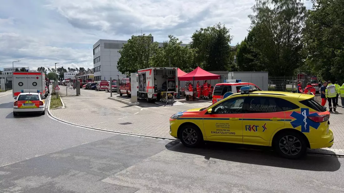 Laut Feuerwehr waren zwischenzeitlich etwa 100 Rettungskräfte im Einsatz. - Bild: Sanitätseinsatzleitung/Nürnberger Hilfsorganisationen/dpa
