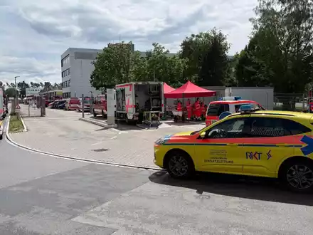 Laut Feuerwehr waren zwischenzeitlich etwa 100 Rettungskräfte im Einsatz. - Foto: Sanitätseinsatzleitung/Nürnberger Hilfsorganisationen/dpa