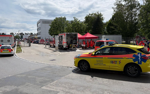 Laut Feuerwehr waren zwischenzeitlich etwa 100 Rettungskräfte im Einsatz. - Foto: Sanitätseinsatzleitung/Nürnberger Hilfsorganisationen/dpa