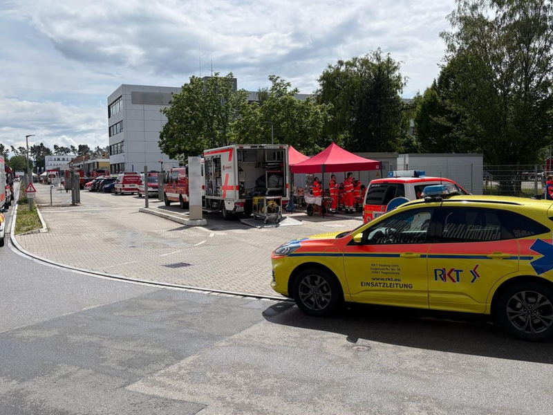 Laut Feuerwehr waren zwischenzeitlich etwa 100 Rettungskräfte im Einsatz. - Foto: Sanitätseinsatzleitung/Nürnberger Hilfsorganisationen/dpa