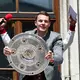 Gewohntes Bild: Manuel Neuer mit der Meisterschale auf dem Rathausbalkon. (Archivbild) - Bild: Daniel Löb/dpa