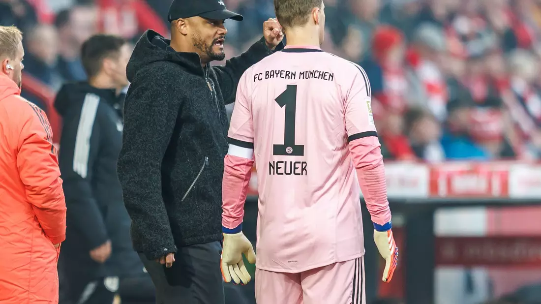Trainer Vincent Kompany (l) und Kapitän Manuel Neuer bleiben beim FC Bayern vereint. (Archivbild)  - Bild: Andreas Gora/dpa