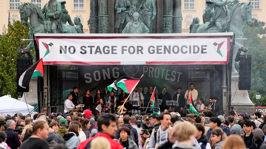 Eine propalästinensische Protestaktion richtete sich gegen die Teilnahme Israels am ESC - Bild: Martin Meissner/AP/dpa