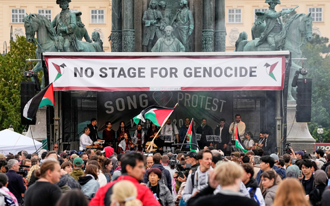 Eine propalästinensische Protestaktion richtete sich gegen die Teilnahme Israels am ESC - Foto: Martin Meissner/AP/dpa
