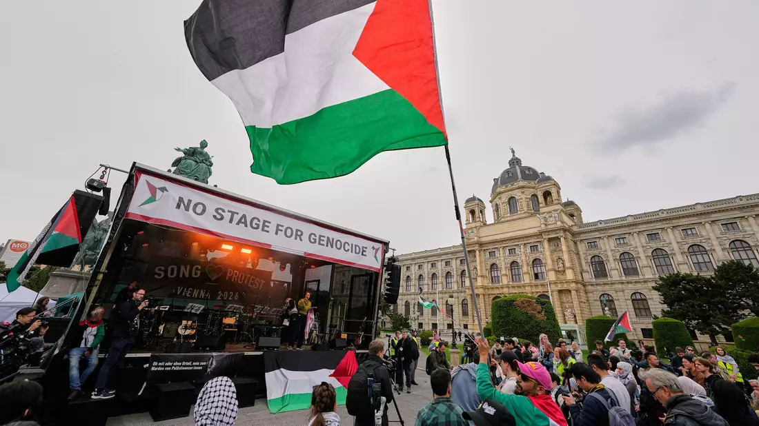 Propalästinensische Demonstranten verlangen den Ausschluss Israels vom ESC. - Bild: Martin Meissner/AP/dpa