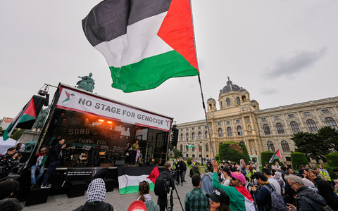 Propalästinensische Demonstranten verlangen den Ausschluss Israels vom ESC. - Foto: Martin Meissner/AP/dpa