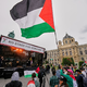 Propalästinensische Demonstranten verlangen den Ausschluss Israels vom ESC. - Foto: Martin Meissner/AP/dpa