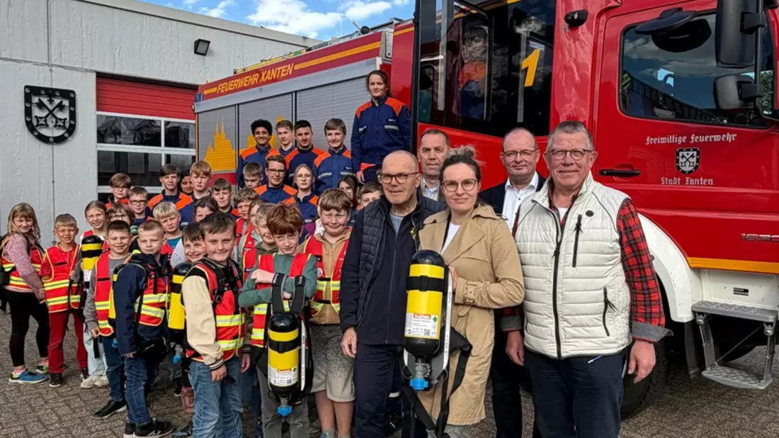 FW Xanten: Übergabe von Atemschutzflaschen-Attrappen an die Kinder- und Jugendfeuerwehr - Bild: presseportal.de