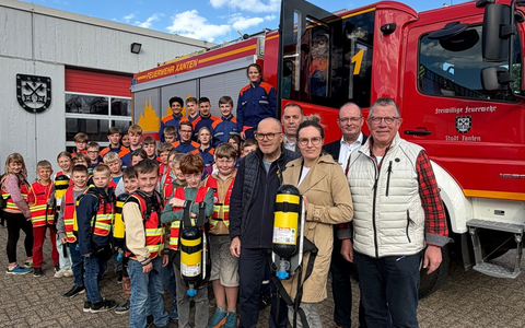 FW Xanten: Übergabe von Atemschutzflaschen-Attrappen an die Kinder- und Jugendfeuerwehr - Foto: presseportal.de