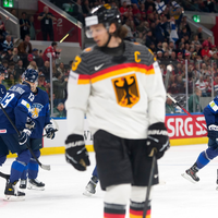 Kapitän Moritz Seider und die deutsche Mannschaft verlieren zum WM-Auftakt gegen Finnland. - Foto: Claudio Thoma/KEYSTONE/dpa