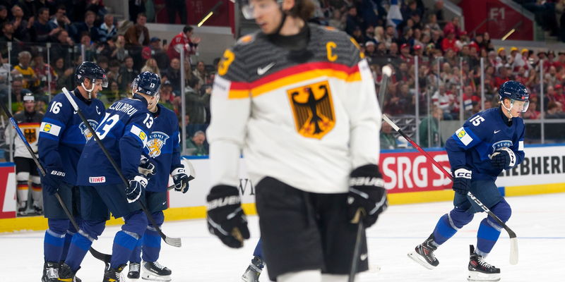 Kapitän Moritz Seider und die deutsche Mannschaft verlieren zum WM-Auftakt gegen Finnland. - Foto: Claudio Thoma/KEYSTONE/dpa