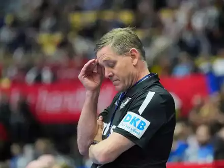 Alfred Gislason hat als Bundestrainer noch nie gegen Dänemark gewonnen. (Archivbild) - Foto: Soeren Stache/dpa