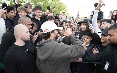 Arda Saatci wurde bei seiner Ankunft in Berlin von euphorischen Fans begrüßt. - Foto: Manuel Genolet/dpa