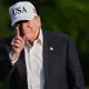 Trump betrachtet die Entscheidung über weitere Waffenverkäufe an Taiwan als nützliches Druckmittel gegenüber China.  - Bild: Jacquelyn Martin/AP/dpa