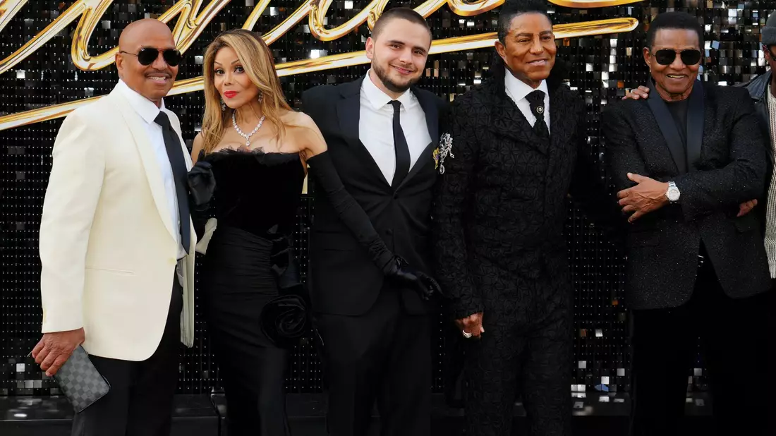 Mitglieder der Jackson-Familie feiern die Biopic-Premiere in Los Angeles. (Archivbild)  - Bild: Jordan Strauss/Invision/AP/dpa