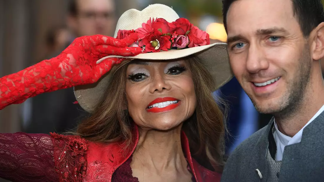  La Toya Jackson feiert beim Oktoberfest mit. (Archivbild)  - Bild: Felix Hörhager/dpa