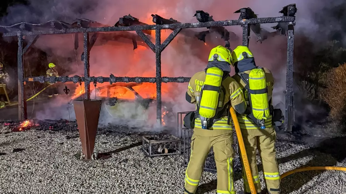 FW-DT: Carportbrand im Ortsteil Nienhagen - Bild: presseportal.de
