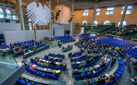 Bisher sollen die Diäten der 630 Bundestagsabgeordneten zum 1. Juli um 497 Euro steigen. (Symbolbild)  - Foto: Michael Kappeler/dpa