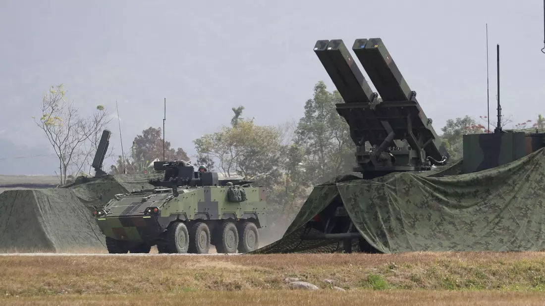Taiwan rüstet sich für einen möglichen Angriff des um ein vielfaches größeren Nachbarn China. (Archivbild) - Bild: ChiangYing-ying/AP/dpa