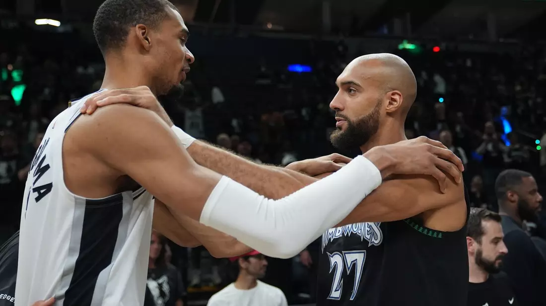  Victor Wembanyama (l) und die San Antonio Spurs stehen im NBA-Halbfinale. - Bild: Abbie Parr/AP/dpa