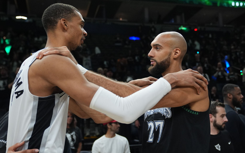  Victor Wembanyama (l) und die San Antonio Spurs stehen im NBA-Halbfinale. - Foto: Abbie Parr/AP/dpa