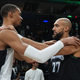  Victor Wembanyama (l) und die San Antonio Spurs stehen im NBA-Halbfinale. - Foto: Abbie Parr/AP/dpa