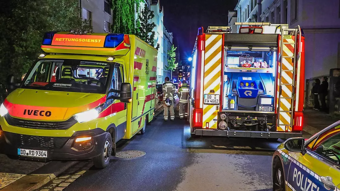 FW Dresden: Brand in Wohnung - drei Personen ins Krankenhaus transportiert - Bild: presseportal.de