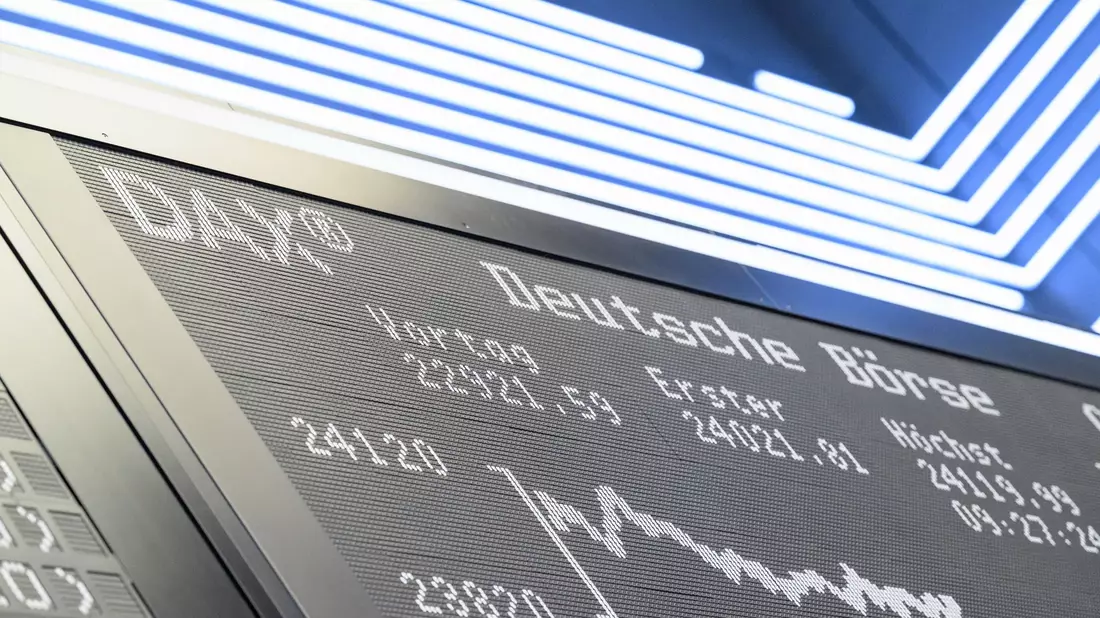 Vor allem die Finanzbranche sorgt für steigende Gewinne im Top-Segment der deutschen Börse. (Illustration) - Bild: Hannes P Albert/dpa