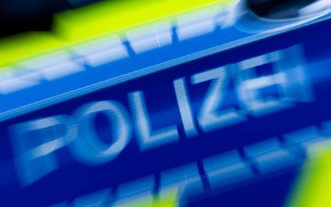 Zwei Polizisten sind in Köln auf einer Kirmes durch Schläge verletzt worden. (Symbolbild) - Foto: Rolf Vennenbernd/dpa