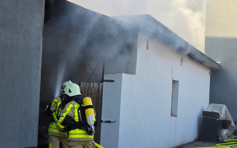 FW Grevenbroich: Feuerwehr löscht Gebäudebrand in Neurath - Foto: presseportal.de