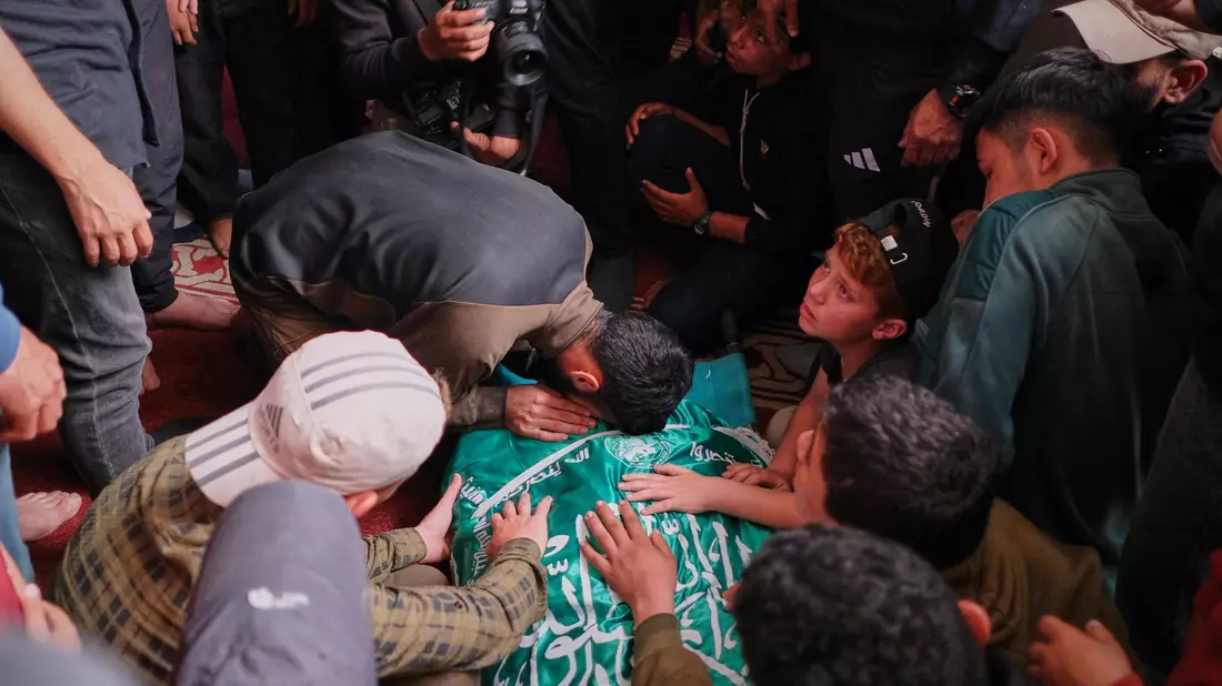 Der bei einem israelischen Militärangriff getötete Hamas-Kommandeur wurde in Gaza beigesetzt. - Bild: Jehad Alshrafi/AP/dpa