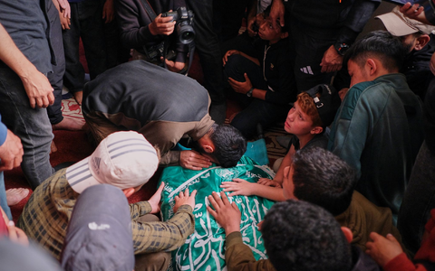 Der bei einem israelischen Militärangriff getötete Hamas-Kommandeur wurde in Gaza beigesetzt. - Foto: Jehad Alshrafi/AP/dpa
