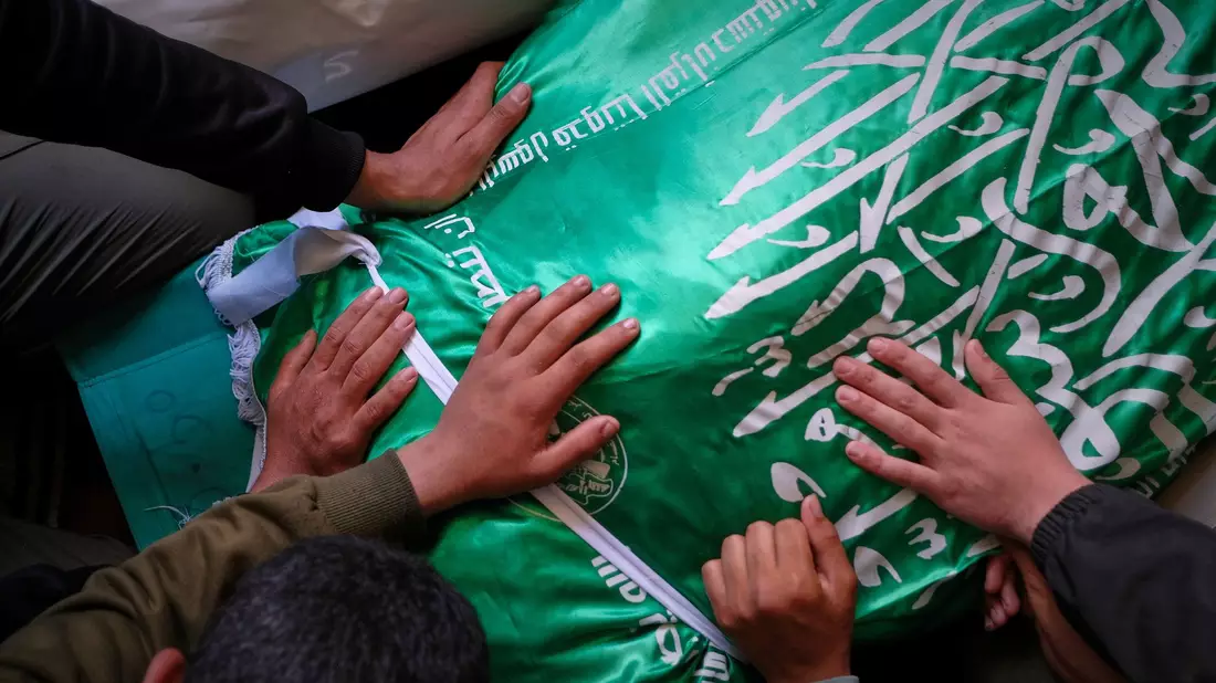 Al-Haddad, dessen Leichnam in eine Hamas-Flagge gehüllt war, galt als einer der Drahtzieher des Terrorangriffs vom 7. Oktober 2023. - Bild: Jehad Alshrafi/AP/dpa